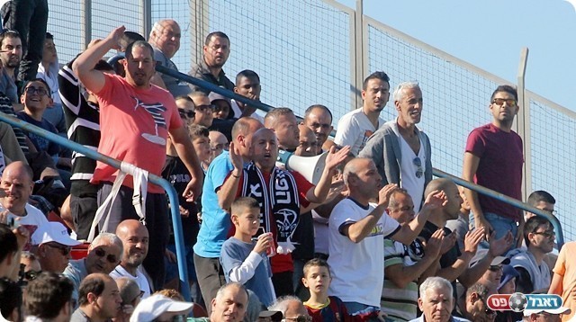 אוהדי אזור, תמכו במאמן הנעדר (צילום: לירן דורף)