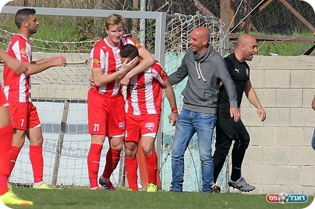 באים לעלות שלב. שביט ושחקניו (צילום: לירן דורף)