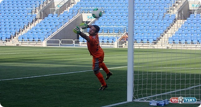 ותדמור בהצלח המשחק, מסיט את הכדור לקורה (לירן דורף)