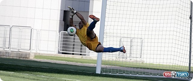 בן ישי הודף את הפנדל של בן דוד (לירן דורף)
