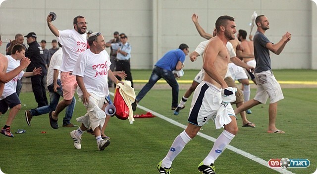 האוהדים בטירוף ובתוך המגרש. טבריה ללאומית? (לירן דורף)