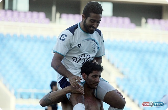 כך ייעשה לאיש. עקיבא מרים את שפשה על הכתפיים (לירן דורף)