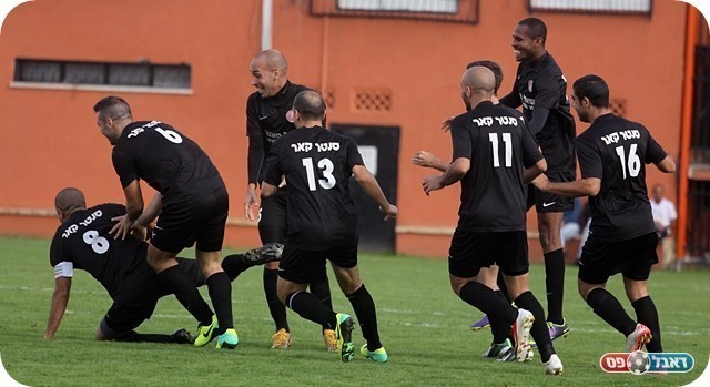 וחוגג עם החברים (צילום: לירן דורף)