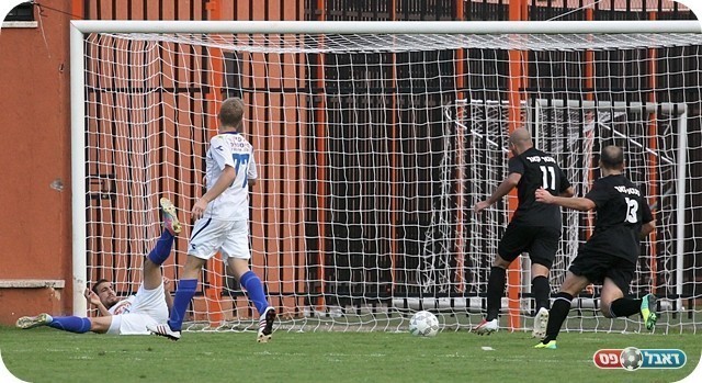 לו רק עזב את הכדור. לוי כובש בנבדל (צילום: לירן דורף)