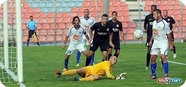 מצב של ממש. בן ישי הודף את הכדור של כהן צדק (צילום: לירן דורף)