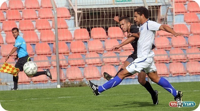 יפו יצאה מהמשחק. קין מנסה לעצור את גנון (צילום: לירן דורף)