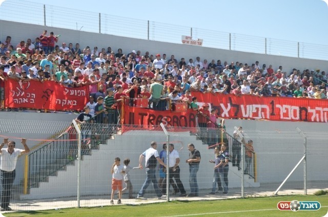 רוב מכריע ביציעים למקומיים. אוהדי בקה (אחמד עוויסאת)