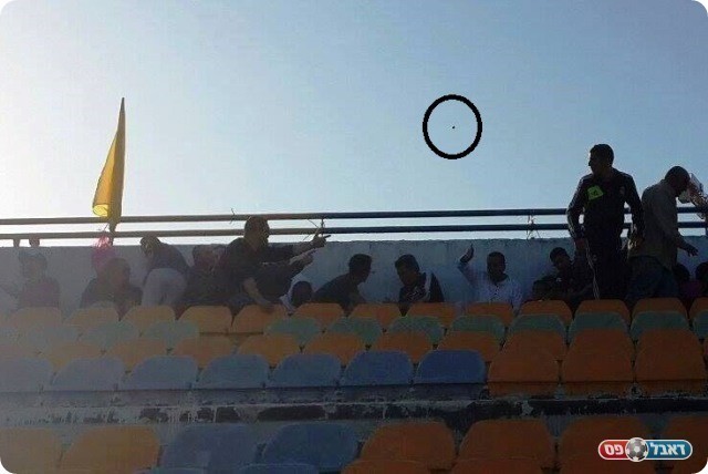 אוהדים מסתתרים ממטר האבנים (האבן מוקפת בעיגול. צילום: ערן מנחם)