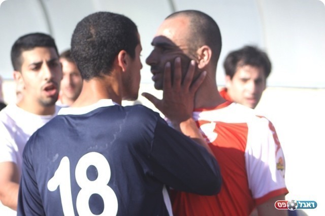 ובין השחקנים (באדיבות שי מוגילבסקי אתר eyoya)