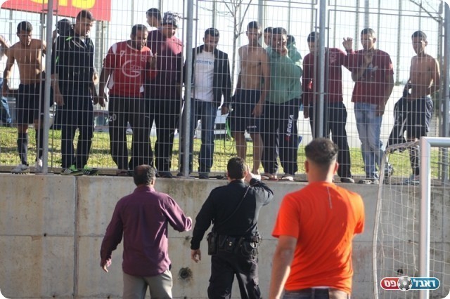 שוטרים מזהירים את האוהדים (באדיבות שי מוגילבסקי אתר eyoya)