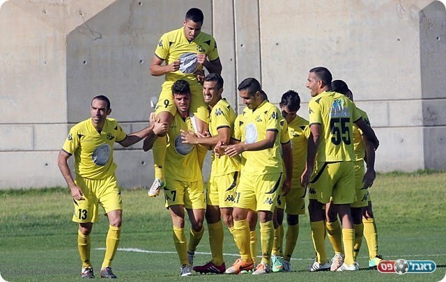 ומורם על הכתפיים (לירן דורף)