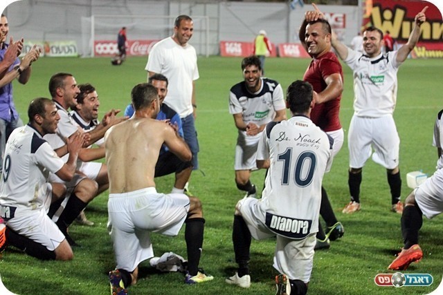 סגרו מעגל. החולצות הלבנות חוגגות (צילום: לירן דורף)