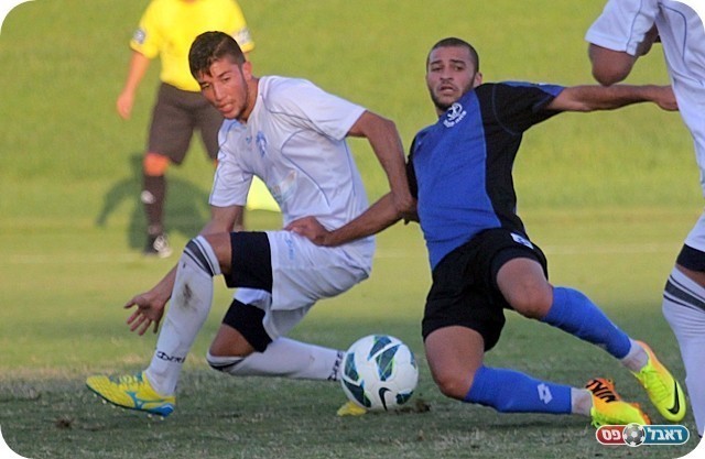 יצא לו בישול. דבורה (בכחול) ומולכו רוצים כדור (צילום: לירן דורף)
