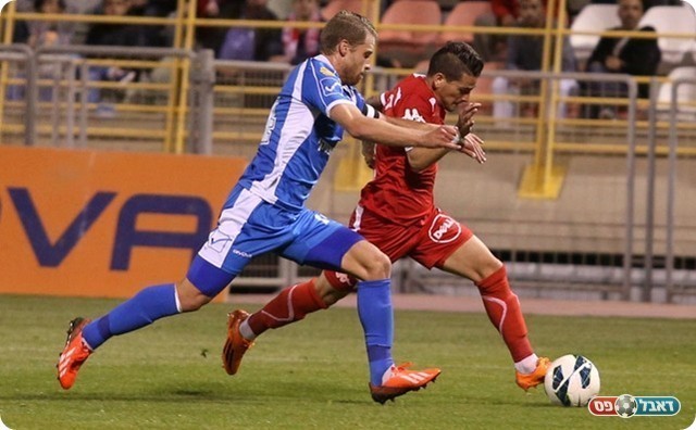 אבנד מנסה לעצור את בוזגלו (באדיבות: וואלה ספורט)