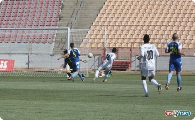 בסטנגה זה 0:4. רביבו בועט לקורה (צילום: שי מוגילבסקי)