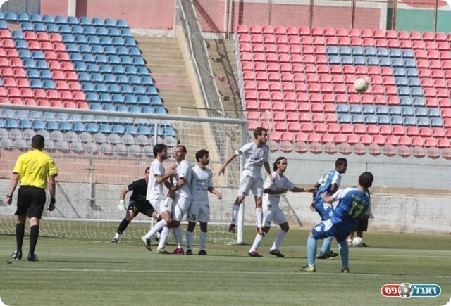 נראה כבוי. גבאי בועט לשמיים (צילום: שי מוגילבסקי)