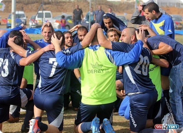 להמשיך ולשחק. בן חיים (מס' 20) במשחק העלייה בעונה שעברה (צילום: לירן דורף) 