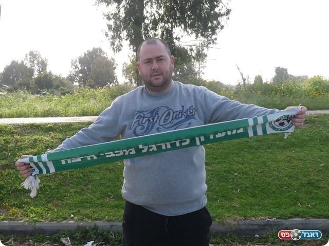 נמצא בכל מקום שיש מלצמה. חולצה אפורה (אלי שמואלי)