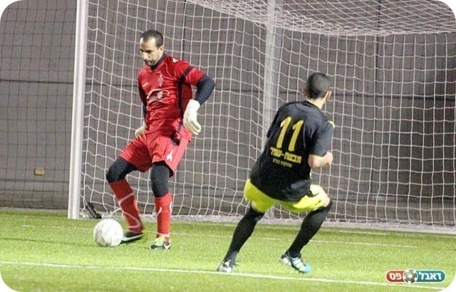 כמעט ולא נגע בכדור. שרון (צילום: לירן דורף)