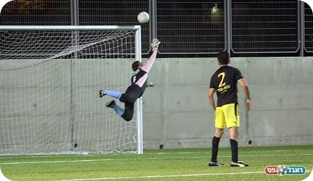 הצלת המשחק. נוביצקי מתעופף (צילום: לירן דורף)