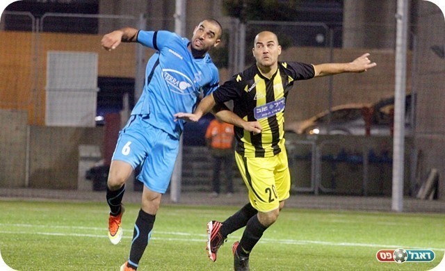 נגיחה אומנותית. אסולין נאבק עם מחפוד (צילום: לירן דורף)