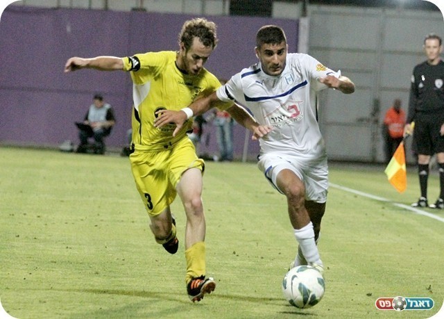 המשחק הכי חלש שלו העונה. דלמוני עובר את שיק (צילום: לירן דורף)