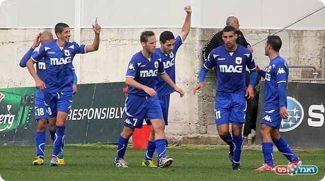 מסיקה חוגג עם בן נחום, "יש לו פוטנציאל". (לירן דורף)