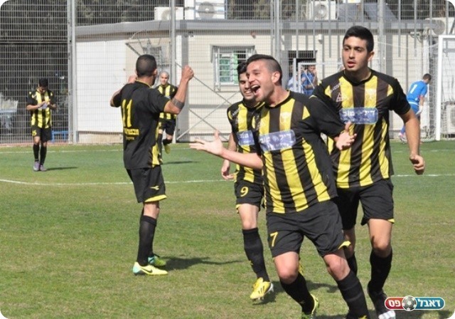 וחוגג (צילום: מוחמד חאדר אניס)