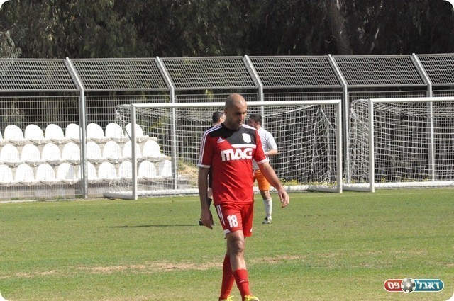 מילים מיותרות. שמאמה יורד מהדשא (צילום: מוחמד חאדר אניס)