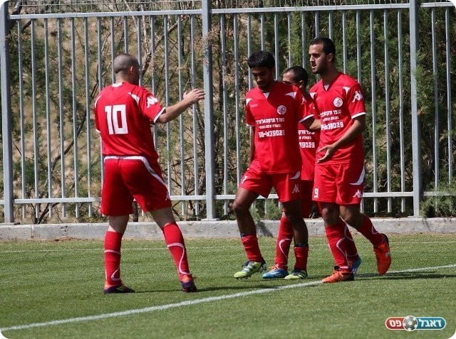 וחוגג עם החברים (עבדאללה אזברגה)