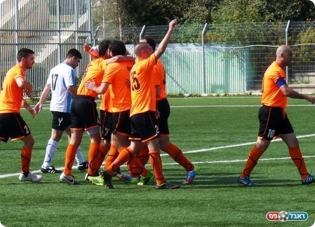 כבר בדקה התשיעית. חוגגים את הראשון (אלי שמואלי)