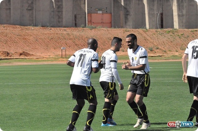 וחוגג עם דוס סנטוס (חאדר אניס)