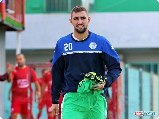 נכנס לבין הקורות. גבאי (עודד חסין)