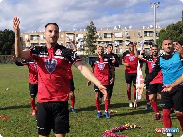 ניר אברג'יל חוגג עם חבריו בצור שלום (וואסים מוואסי)