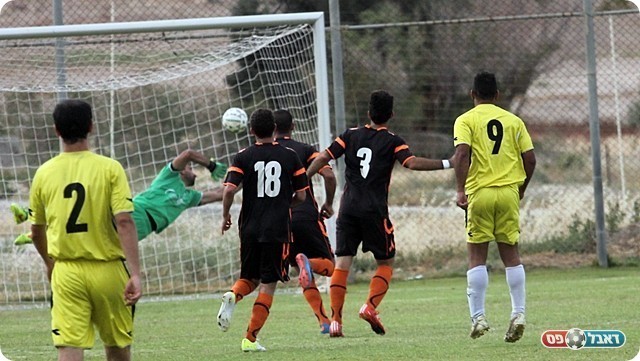 הכדור של נוריאל הולך לקורה 