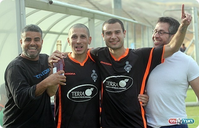 מנערים את השמפניות