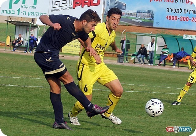 לא השאיר סיכוי לקדוש. ביטון (בשחור) וקופרלי (צילום: לירן דורף)