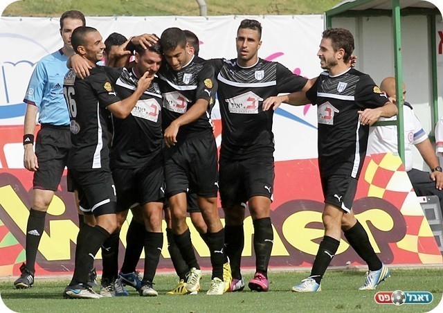 השער. רז חולם וסופג, שחקני בית"ר ת"א רמלה חוגגים (צילום: לירן דורף)