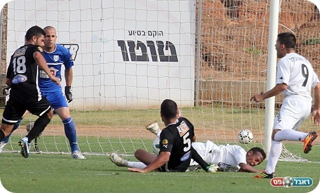 שלא כובשים - סופגים. הפנדל, כהן מכשיל את איילה (צילום: לירן דורף)