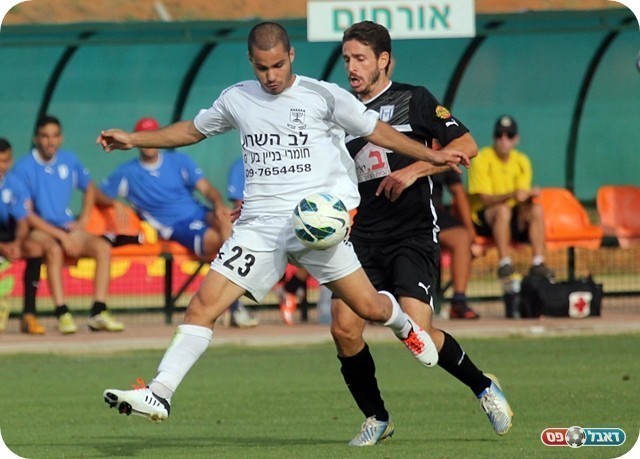 המשחק נרגע. ניר מקדים את רומן (צילום: לירן דורף)