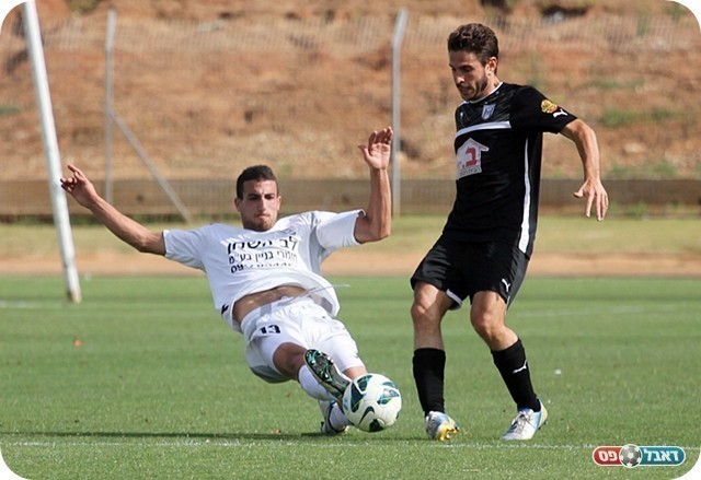 כפ"ס עלתה בטירוף למחצית השנייה. מחג'נה מתקל את רומן (צילום: לירן דורף)