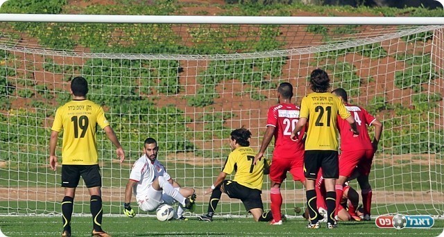 הררי מחמיץ מול נחמיאס (לירן דורף)