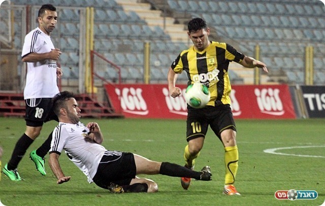 גידיץ מתקל את רביבו (לירן דורף)