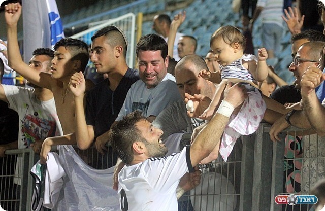 אורן עידו חוגג עם הילדה (לירן דורף)