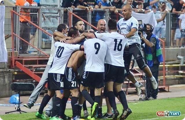 נשר חוגגת את שער הנצחון (ארנון לוי)