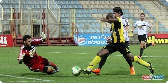 גד עמוס עוצר את דוס סנטוס (לירן דורף)