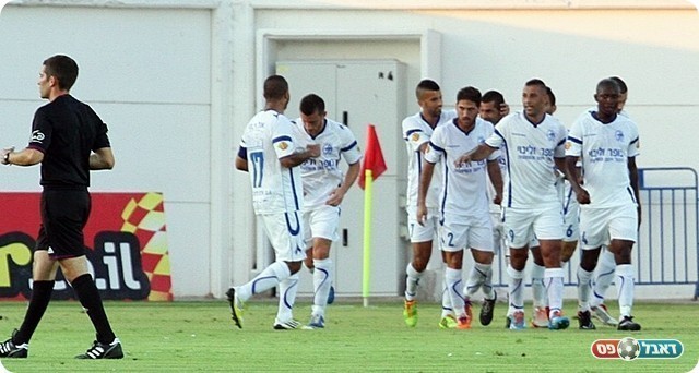 טועמה והחברים חוגגים את השער (עבדאללה אזברגה)