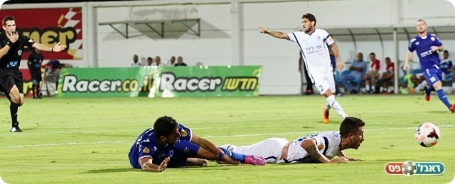 בוזגלו מוכשל ע"י שושן, אלמלם מסמן לפנדל (עבדאללה אזברגה)