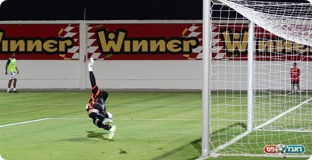 חתוכה הודף את הפנדל של בוקסה (עבדאללה אזברגה)