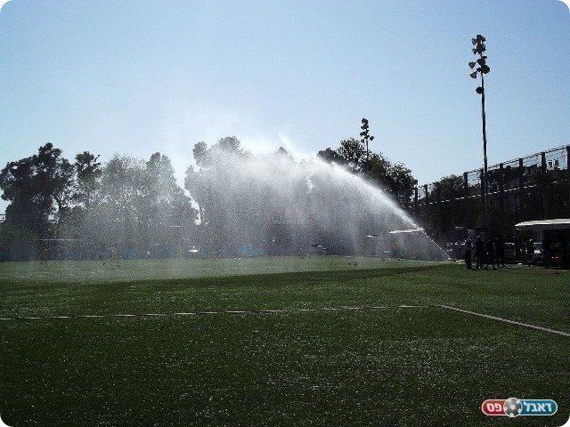 כולם נהנו. הממטרות לפני הפתיחה (צילום: אייל אורן)